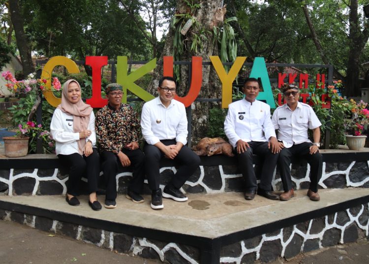 Pj Bupati Cirebon, Wahyu Mijaya (tengah) saat menghadiri peluncuran Desa Wisata Cikuya, Kecamatan Astanajapura, Rabu (25/9/2024). /* (foto: Diskominfo)