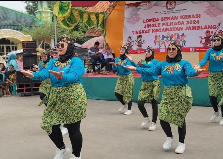 KPU Kabupaten Cirebon mengemas sosialisasi Pilkada melalui cara kreatif yakni dengan menggelar bsenam jinggle pilkada yang diikuti ribuan peserta di setiap kecamatan, Rabu (25/9/2025). /* (foto: Humas KPU)