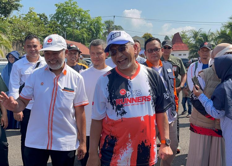 Calon Gubernur Jawa Barat, Ahmad Syaikhu saat hadir dalam acara jalan santai dan sapa warga di Situ Buleud, Purwakarta, Sabtu (28/9/2024). /* (Humas Paslon ASIH)