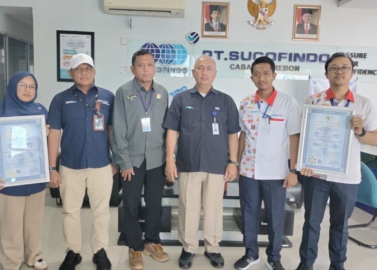 Penyerahan SMK3 oleh PT SUCOFINDO Cirebon kepada PT Indofood CBP Divisi Noodle Cirebon dan PT Pelindo (Persero) Regional 2 Cirebon, Selasa (17/9/2024).*