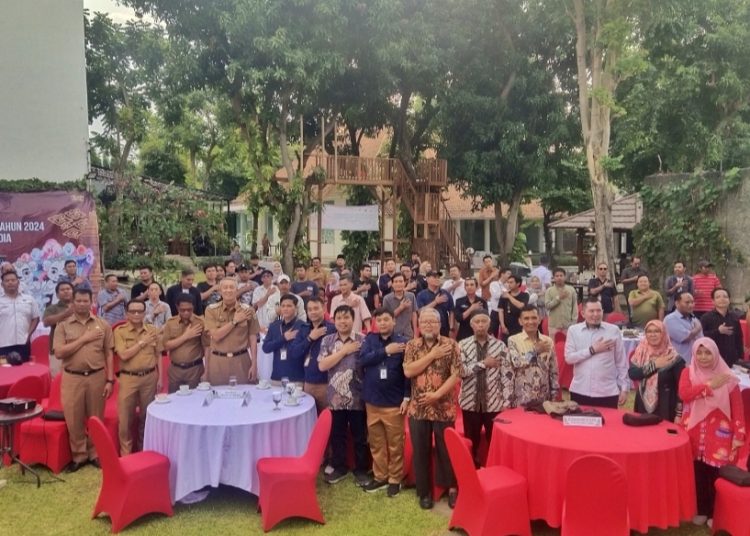 Pj Wali Kota Cirebon, Agus Mulyadi foto bersama usai acara Sosialisasi Tahapan Pilkada Serentak Tahun 2024 di Hotel Metland Kota Cirebon, Selasa (10/9/2024).* Foto: Tauffiq Urrohman/Etnologimedia