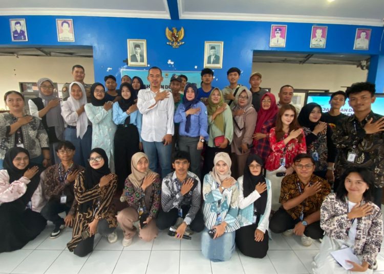 Mahasiswa KKN-T UGJ Cirebon bersama pihak terkait saat menggelar sosialisasi bahaya Cyber Crime di Desa Sarajaya, Kecamatan Lemahabang, Kabupaten Cirebon, Selasa (10/9/2024). /* (Foto : Annisa Nurul Bariroh).