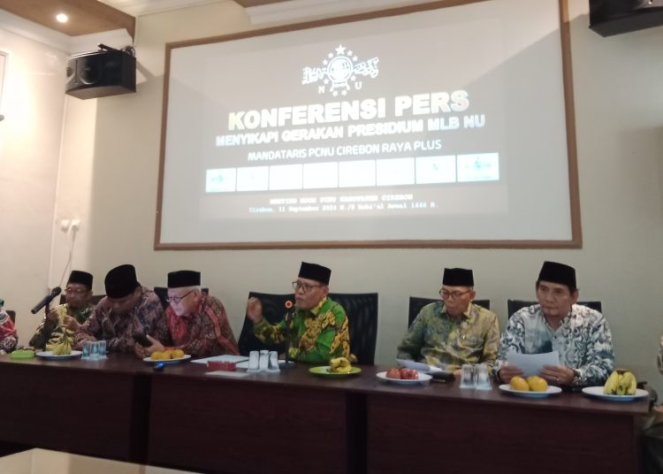 PCNU Cirebon Raya Plus menggelar konfrensi pers soal kisruh gerakan MLB di Sekretariat PCNU Kabupaten Cirebon, Rabu (11/9/2024). /* (foto : M. Rahmat)