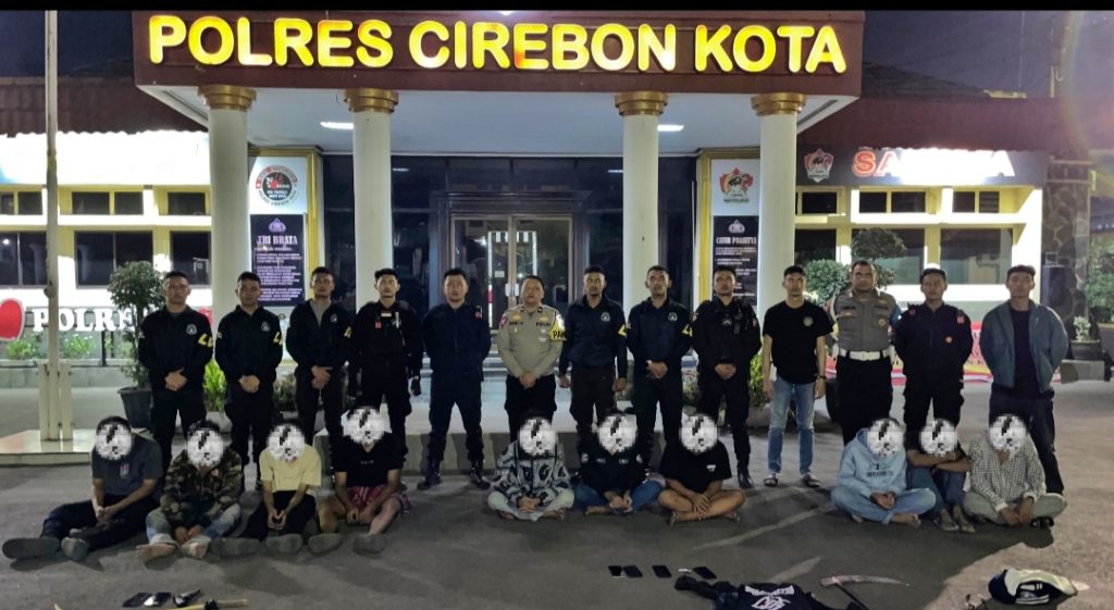 Anggota POLRES Cirebon Kota Amankan Beberapa Pemuda yang Terlibat Tawuran