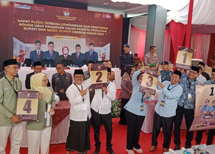 Empat Paslon Bupati dan Wakil Bupati Cirebon usai mendapatkan nomor urut untuk Pilkada 2024 dalam rapat pleno terbuka di kantor KPU Kabupaten Cirebon, Senin (23/9/2024). /* (foto: M. Rahmat)