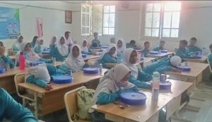 Penerimaan makanan bergizi gratis kepada siswa/siswi SMPN 1 Kota Cirebon