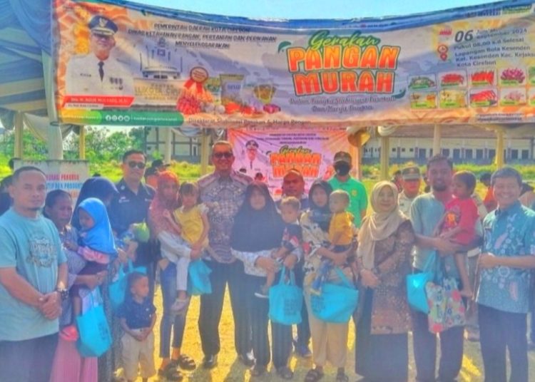 Pj Wali Kota Cirebon, Agus Mulyadi saat menghadiri Gerakan Pangan Murah di Lapangan Kesenden Kota Cirebon, Jumat (6/9/2024).* Foto: Taufik Urrohman