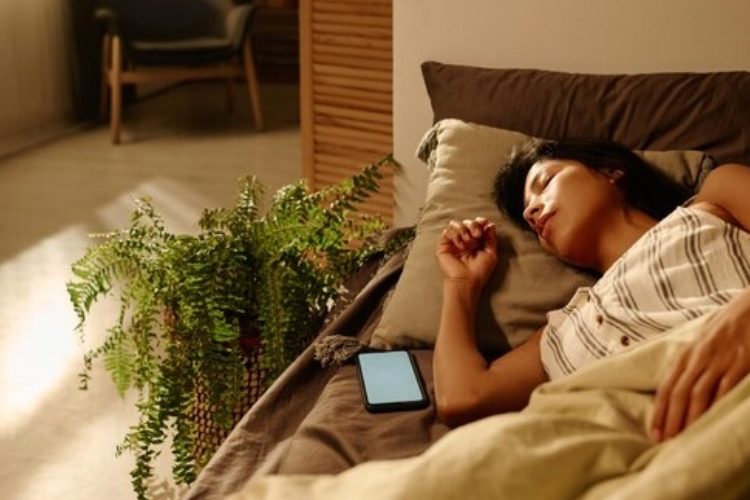 Ilustrasi orang tidur dekat dengqn handphone. Foto: Freepik