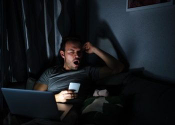 Begadang Bikin Orang Pelupa? Fakta dan Mitos di Balik Kesehatan Otak