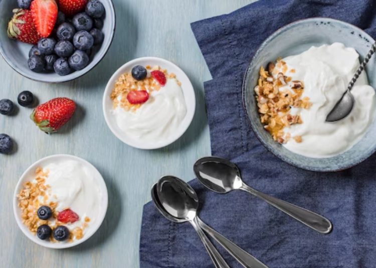 Ilustrasi penyajian yogurt dengan oalmeal. Foto: Freepik
