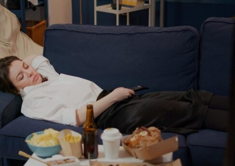 Ilustrasi seseorang mengantuk setelah makan. Foto: Freepik