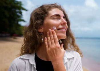 Tetap Glowing di Usia 40-an: Ini Alasan Sunscreen Masih Wajib Dipakai Setiap Hari!