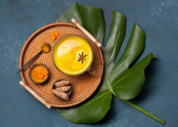 Minum Air Kunyit Setiap Hari: Rahasia Sehat atau Bahaya Tersembunyi?