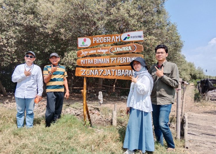 Tim Commrel PT Pertamina Zona 7 bersama Kelompok Program Jawara (Jaga Wana Rahayu) saat di lokasi Hutan Mangrove Panglaot, Kecamatan Gunungjati, Kabupaten Cirebon, Senin (9/9/2024). /* (foto; Mamat Rahmat-Etnologimedia).