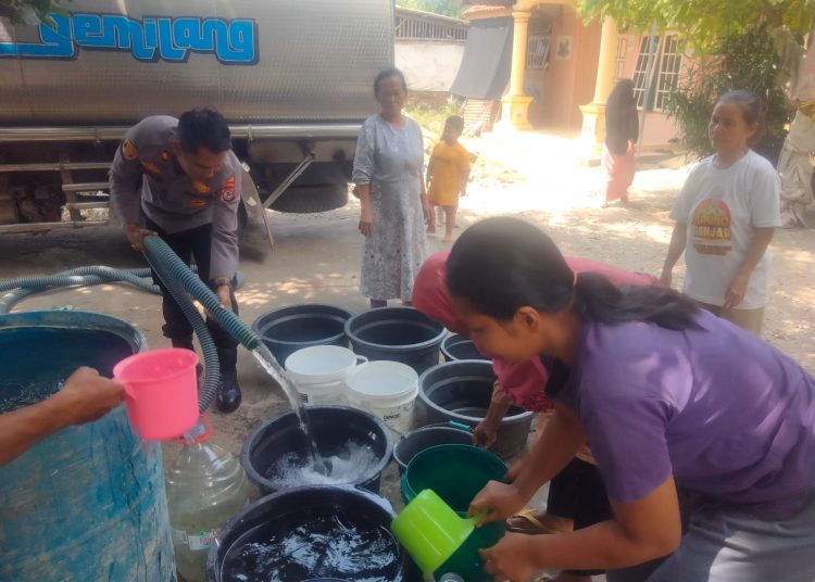 Warga Desa Gempol, Kecamatan Gempol, Kabupaten Cirebon, saat memanfaatkan bantuan air bersih yang didistribusikan jajarab Polsek Gempol, Polresta Cirebon, Selasa (1/10/2024)./* (foto: humas Polresta Cirebon)