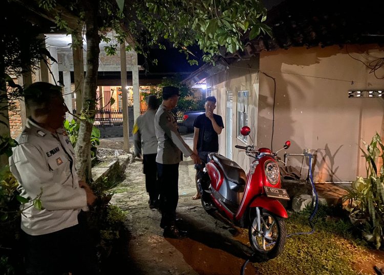 Petugas Polsek Dukupuntang mengamankan alat bukti sepeda motor termasuk tersangka kasus curanmor di wilayah hukum Polresta Cirebon, Selasa (1/10/2024). /* (foto: humas Polresta Cirebon)