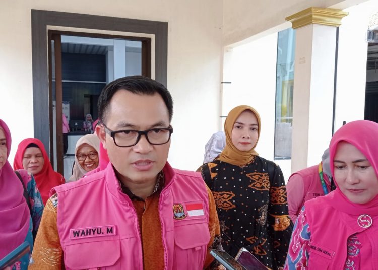 Desa Karangwangi wakili Kabupaten Cirebon  dalam Lomba Pemberdayaan Perempuan Tingkat Jawa Barat, saat dilakukan monitoring oleh Pj Bupati Cirebon, Wahyu Mijaya, Kamis (3/10/2024). /* (foto : M. Rahmat)