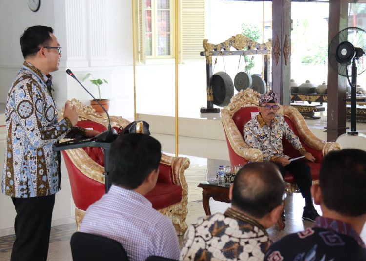 Pj Bupati Cirebon, Wahyu Mijaya dan Pj Bupati Kuningan berkomitmen untuk saling berkoordinasi dalam mengantisipasi bencana banjir jelang musim penghujan, Jumat (4/10/2024). /* (foto: Diskominfo Kabupaten Cirebon)