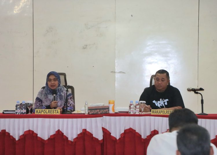 Polresta Cirebon saat menggelar rapat pimpinan menyikapi tahapan Pilkada di Aula Pesat Gatra Polresta Cirebon, Sabtu (5/10/2024). /* (Humas Polresta)