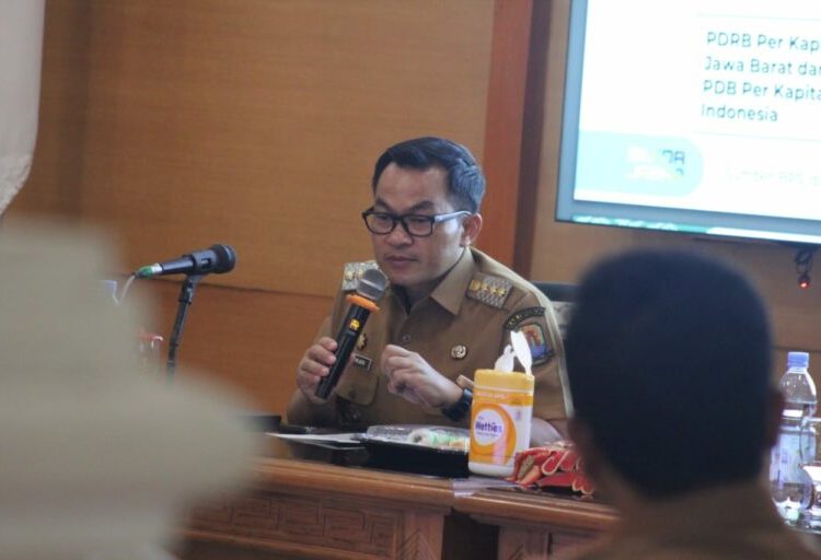 Pj Bupati Cirebon Wahyu Mijaya saat memimpin rapat pimpinan bersama seluruh kepada SKPD di gedung Setda, Selasa (8/10/2024). /* (foto: Diskominfo)