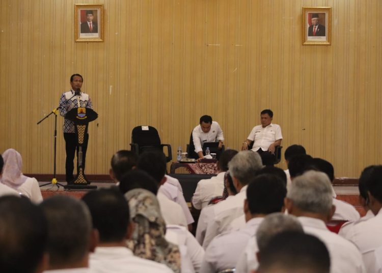 KPK RI saat melakukan rapat koordinasi pemberantasan korupsi pada lingkup Pemkab Cirebon di ruang nyi mas gandasari, gedung Setda, Rabu (9/10/2024). /* (foto: M. Rahmat)