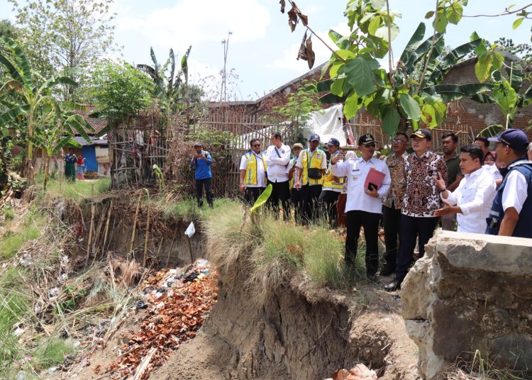 Pj Bupati Cirebon, Wahyu Mijaya bersama elemen terkait saat memantau proyek pengendalian banjir di Kecamatan Waled dan Pabuaran, Kamis (10/10/2024). /* (foto: Prokompim)