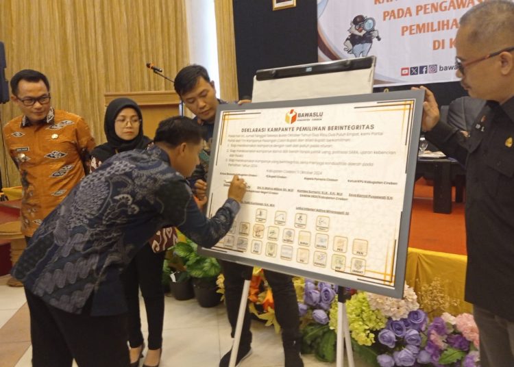 Bawaslu Kabupaten Cirebon saat menggelar Rapat Koordinasi Pengawasan Tahapan Kampanye Pemilihan Serentak 2024 di Kabupaten Cirebon, di hotel apita, Kecamatan Kedawung, Jumat (11/10/2024). /* (foto: M. Rahmat)