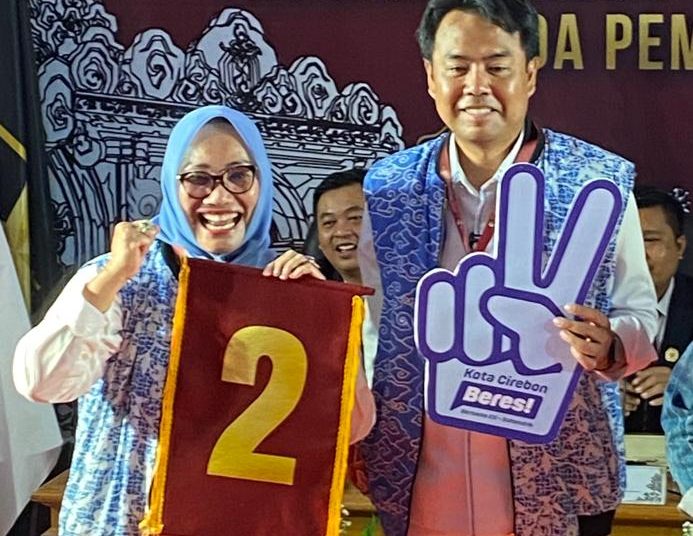 Paslon Walikota dan Wakil Walikota Cirebon, nomor urut 2, Eti Herawati-Suhendrik, mencapai 49,2 persen berdasarkan hasil survei Parameter Konsultindo di Pilkada Kota Cirebon. /*