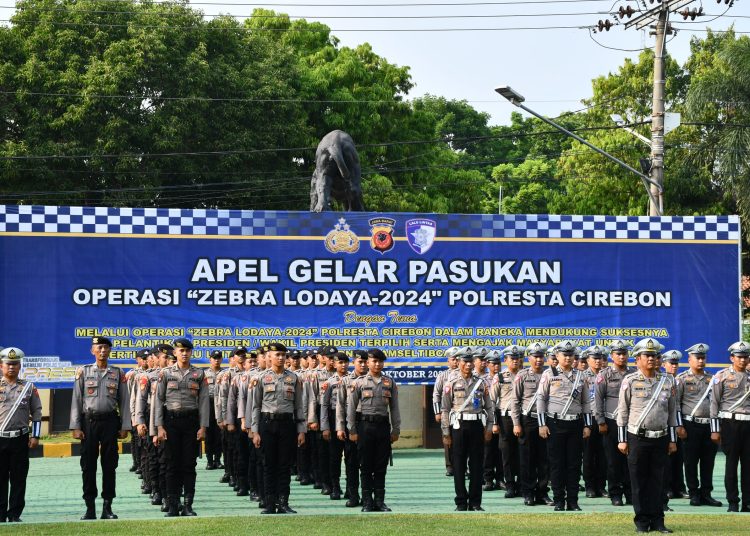 Polresta Cirebon menggelar upacara Operasi Zebra Lodaya 2024 dengan tujuan meningkatkan kesadaran lalu lintas, Senin (14/10/2024). /* (foto: Humas Polresta Cirebon)