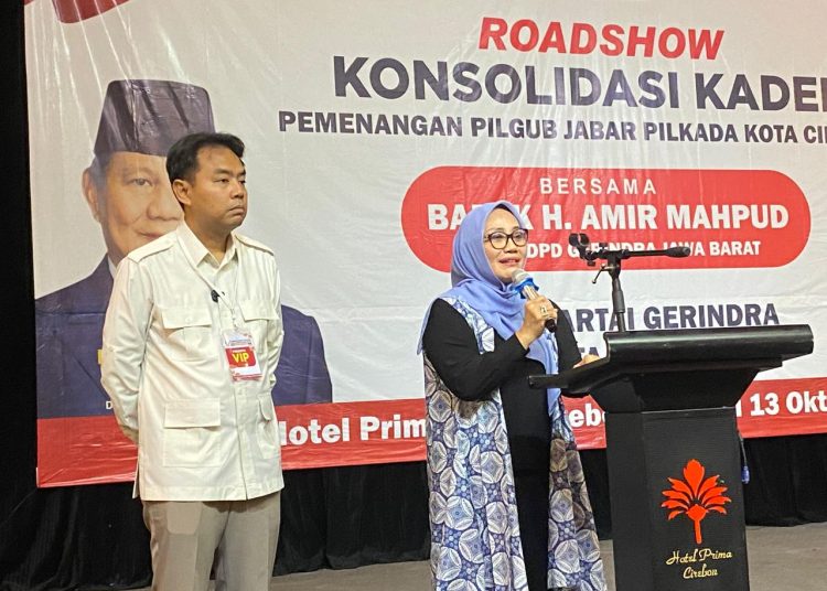 Paslon Walikota dan Wakil Walikota Cirebon, Eti Herawati-Suhendrik saat hadir di acara roadshow konsolidasi partai Gerindra, di Hotel Prima, Kota Cirebon, Rabu (16/10/2024). (Foto: Humas Paslon Eti-Suhendrik)