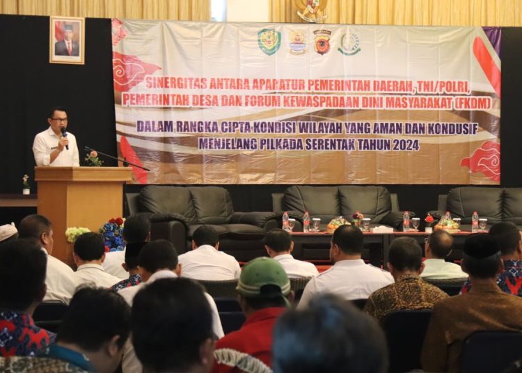 PJ Bupati Cirebon, Wahyu Mijaya dalam acara Sinergitas Antara Aparatur Pemerintah Kabupaten Cirebon, Pemerintah Desa, TNI/Polri, dan FKDM di hotel apita, Kecamatan Kedawung, Rabu (16/11/2024)./* (foto: Diskominfo)