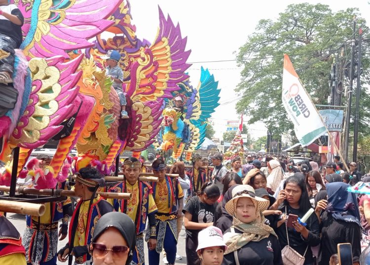 Ratusan Warga Desa Kanci, Kecamatan Astanajapura, saat menggelar arak-arakan pada rangkaian tradisi bebarik, Minggu (20/10/2024). /* (foto : Humas PLTU)