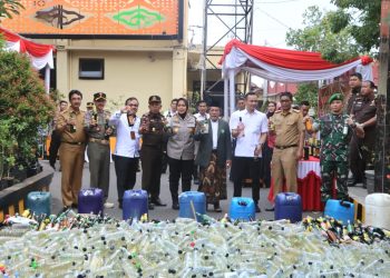 Polresta Cirebon Musnahkan Barang Bukti Ribuan Botol Miras