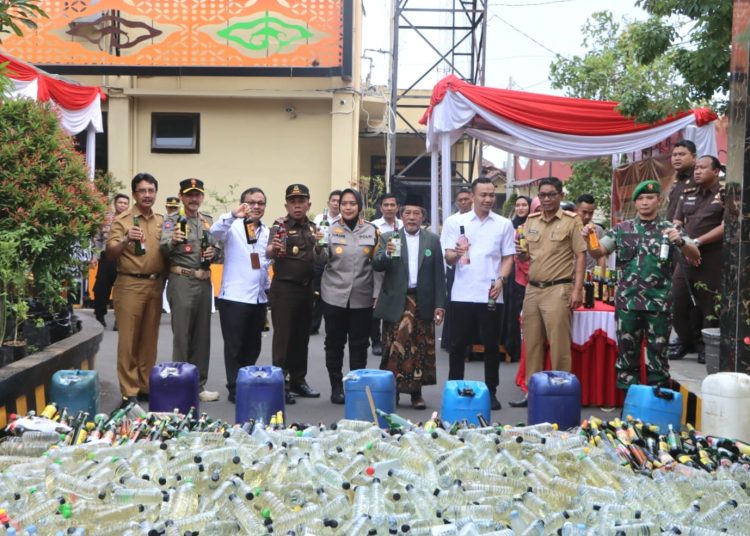 Polresta Cirebon bersama Forkopimda melakukan pemusnahan ribuan botol miras hasil razia dan penegakkan hukum antar lembaga di Mapolresta, Senin (21/10/2024). /* (foto: humas polresta)