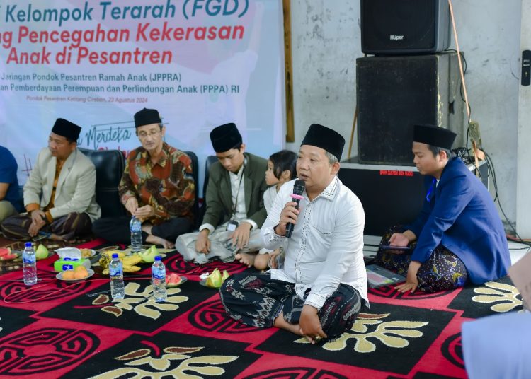 Koordinator Nasional Seknas JPPRA, Kiai Yoyon Syukron Amin, memberikan sambutan dalam FGD bertema "Santri Merdeka, Indonesia Digdaya" di Pondok Pesantren Ketitang, Cirebon. /* (foto: Dok. JPPRA)