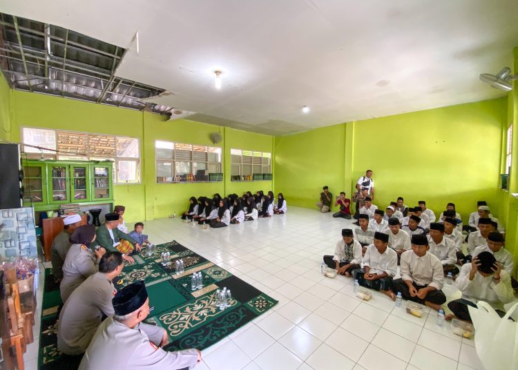 Kapolresta Cirebon, Kombes Sumarni, secara seremonial membagikan makanan sehat bergizi di Pondok Pesantren Amparan Jati, Desa Cisaat, Kecamatan Dukupuntang, Kabupaten Cirebon, Selasa (22/10/2024)./* (foto: M. Rahmat)