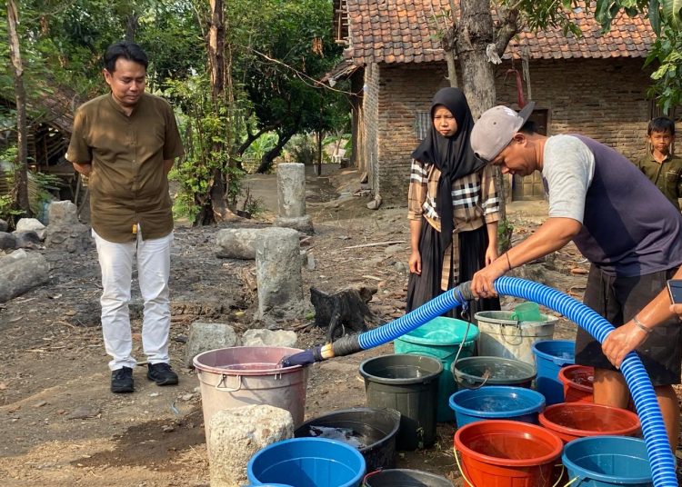 Calon Wakil Walikota Cirebon, Suhendrik, saat mendampingi pembagian air bersih kepada warga Kelurahan Argasunya, Kota Cirebon, Selasa (22/10/2024). /* (foto: humas Paslon BERES)