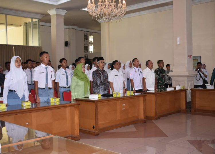 Pemkab Cirebon memberikan penghargaan kepada para Purna Paskibraka 2024 yang secara seremoni berlangsung di gedung setda, Rabu (23/10/2024). /* (foto: Prokompim)