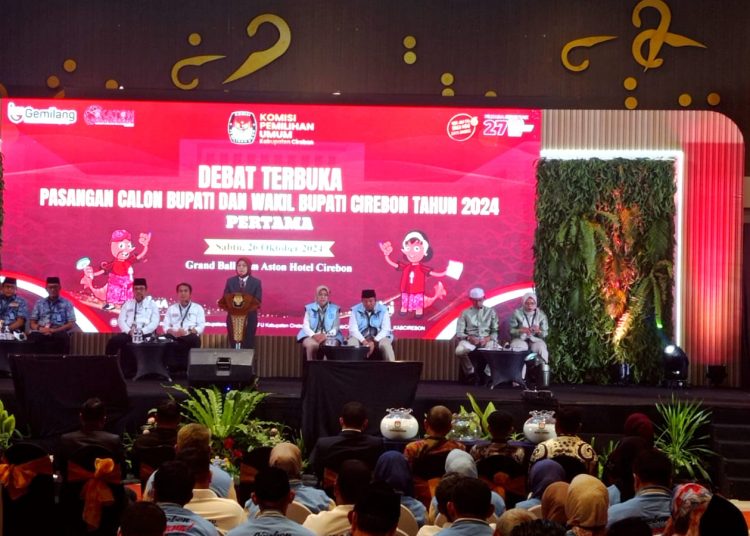 Visi dan Misi untuk masa depan, Empat Paslon Pilbup Cirebon adu program di debat perdana yang digelar KPU Kabupaten Cirebon di Hotel Aston, Sabtu (26/10/2024). /* (foto: M. Rahmat)