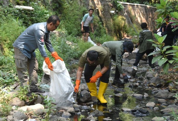 Pemkab Cirebon dan Komunitas Lingkungan bersatu dalam aksi bersihkan sungai dalam mendorong kesadaran lingkungan berkelanjutan, Minggu (27/10/2024)./* (foto: Diskominfo)