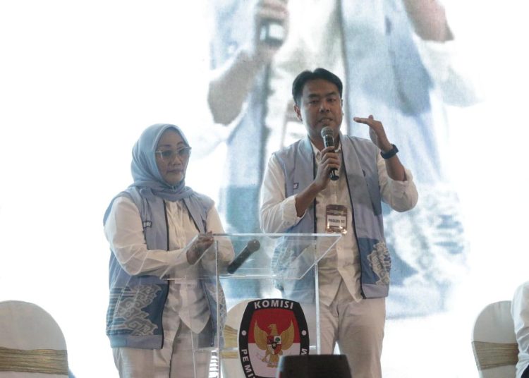 Paslon Eti- Suhendrik saat debat kandidat pasangan calon Wali Kota dan Wakil Wali Kota Cirebon yang berlangsung di Hotel Prima, Rabu (30/10/2024) malam. /* (foto:  Humas Paslon Eti-Suhendrik)