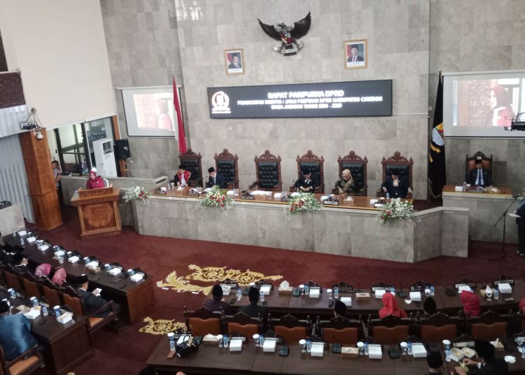 Sophi Zulfia resmi dilantik sebagai Ketua DPRD Kabupaten Cirebon 2024-2029. Tiga Wakil dari berbagai fraksi, di gedung dewan setempat, Rabu (23/10/2024)./* (foto: M. Rahmat)