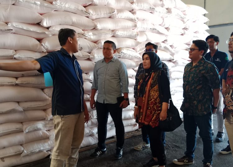 Jajaran dan manajemen Pupuk Indonesia (Persero) saat meninjau stok pupuk subsidi di gudang penyimpanan Kecamatan Kedawung, Kabupaten Cirebon, Kamis (24/10/2024). /* (foto: M. Rahmat)