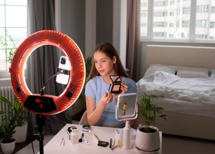 Ilustrasi seseorang yang sedang membuat video di tiktok. Foto: Freepik