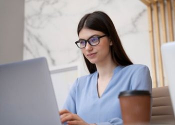 Kerja di Depan Layar Seharian? Ini Alasan Penting Pakai Kacamata Antiradiasi