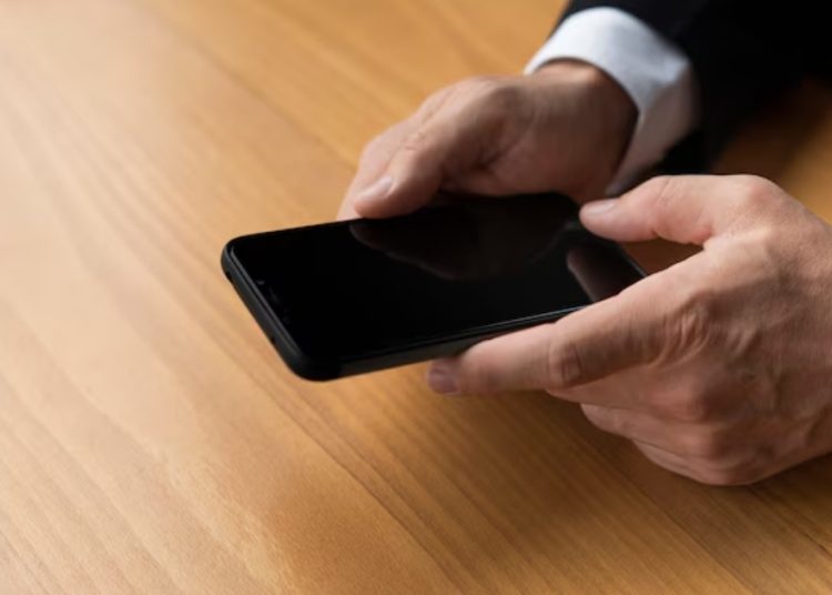 Ilustrasi handphone mode silent atau diam. Foto: Freepik