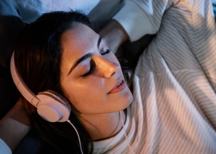 Ilustrasi tidur menggunakan earphone. Foto: Freepik