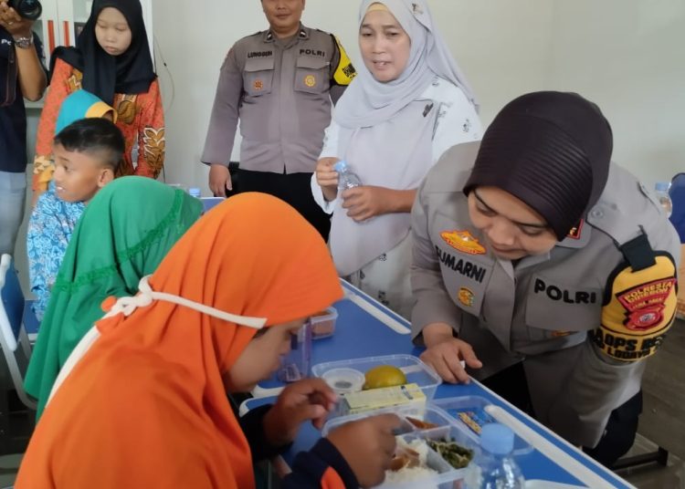 Kapolresta Cirebon, Kombes Sumarni saat memberikan makan sehat bergizi bagi puluhan anak berkebutuhan khusus di LKSA Ilmi Akirra Dua,  Kelurahan Pasalakan, Kecamatan Sumber, Kabupaten Cirebon, Jumat (1/11/2024). /* (foto: M. Rahmat)