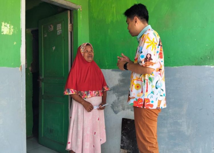 Calon Wakil Walikota Cirebon, Suhendrik, saat menyambangi warga di blok Kayuwalang, Kelurahan Karya Mulya, Kecamatan Kesambi, Kota Cirebon, Selasa (5/11/2024)./* (foto: humas Paslon Eti-Suhendrik)