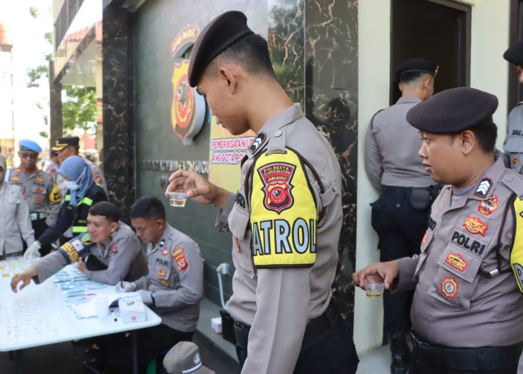 Personel Polresta Cirebon saat menjalani tes urine mendadak, usai apel pagi di Mapolresta, Selasa (5/11/2024)./* (foto: Humas Polresta)